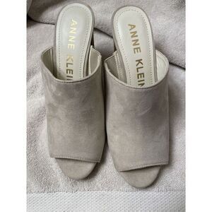 Anne‎ Klein Cream Heels Size 7.5
